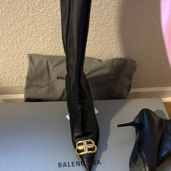 Balenciaga Black Boots with Gold Detailing - Picture 5 of 8